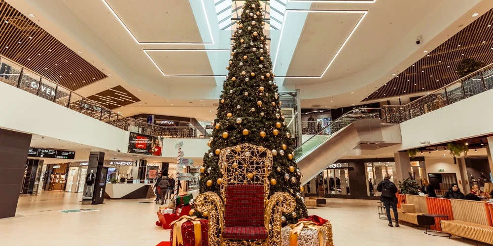 В AKROPOLE весь декабрь раздают подарки, учат делать сюрпризы и помогают загадать желание Деду Морозу.