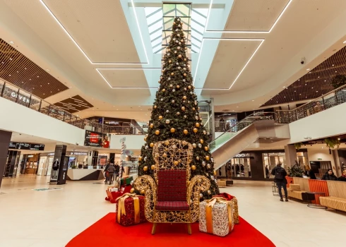 В AKROPOLE весь декабрь раздают подарки, учат делать сюрпризы и помогают загадать желание Деду Морозу.