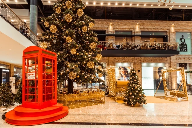 В этом году Дед Мороз снова навестит оба торговых центра AKROPOLE, потому всем гостям предлагается заранее подготовить свои праздничные желания.