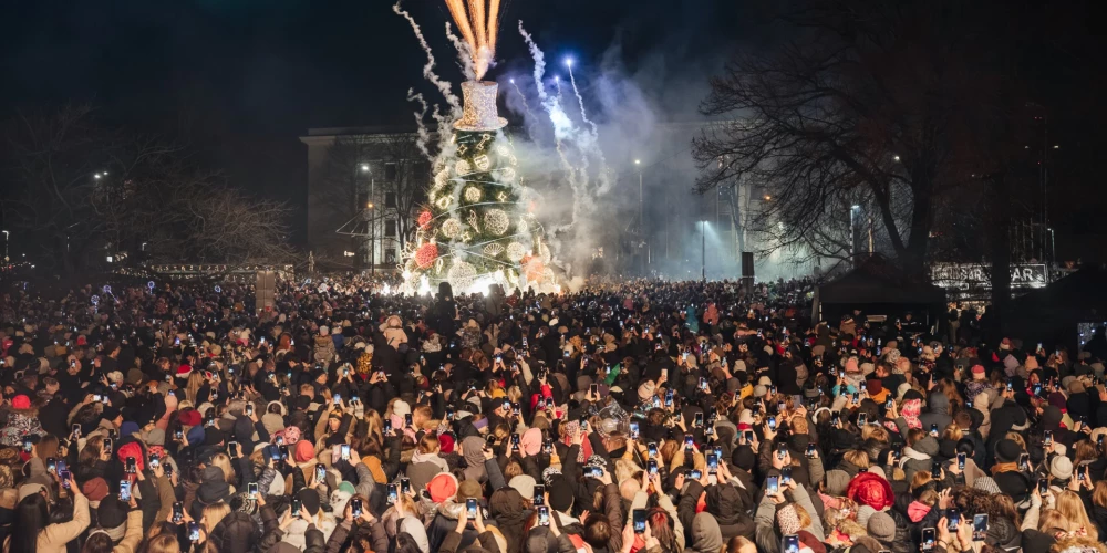 В Лиепае вспыхнула главная елка и загорелись огни по всему городу.