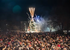 ФОТО, ВИДЕО: вот это да! В Лиепае эффектно зажгли главную рождественскую елку
