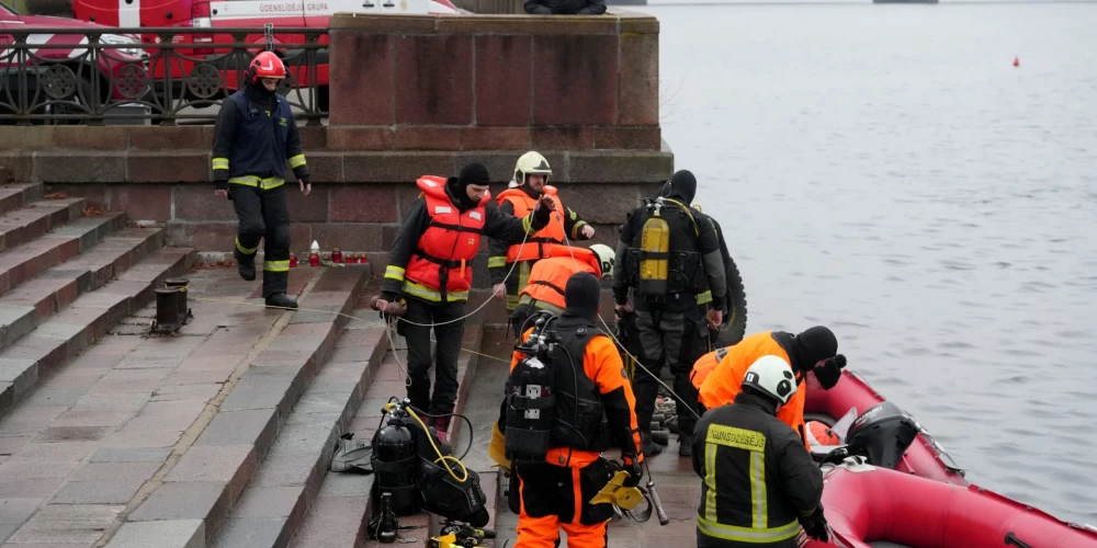 Valsts ugunsdzēsības un glābšanas dienesta darbi Daugavā starp Akmens un Vanšu tiltu, kur 27. novembrī vieglā automašīna iebrauca upē un nogrima.