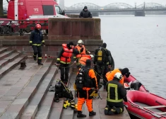 FOTO: šodien atsākti auto izcelšanas darbi Daugavā starp Akmens un Vanšu tiltu