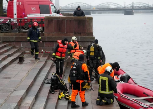 Valsts ugunsdzēsības un glābšanas dienesta darbi Daugavā starp Akmens un Vanšu tiltu, kur 27. novembrī vieglā automašīna iebrauca upē un nogrima.