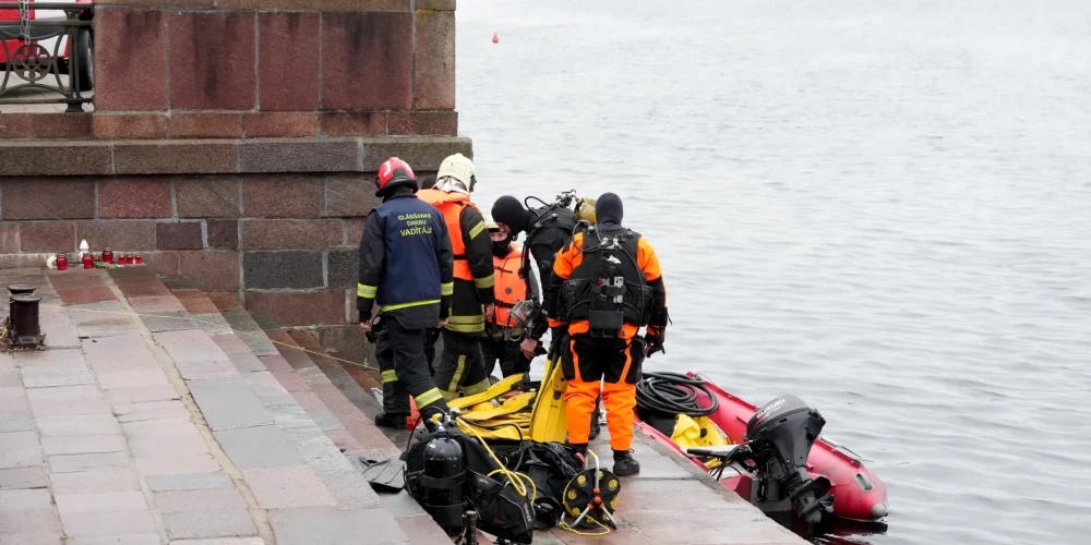Daugavā starp Akmens un Vanšu tiltu, kur 27. novembrī vieglā automašīna iebrauca upē un nogrima, jau ceturto dienu turpinās Valsts ugunsdzēsības un glābšanas dienesta darbs.