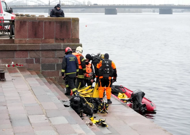 Daugavā starp Akmens un Vanšu tiltu, kur 27. novembrī vieglā automašīna iebrauca upē un nogrima, jau ceturto dienu turpinās Valsts ugunsdzēsības un glābšanas dienesta darbs.