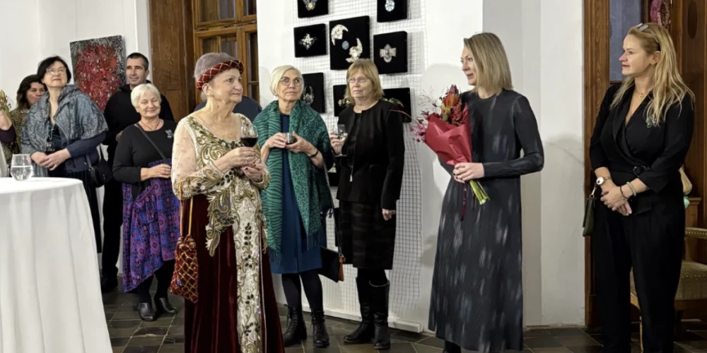 Laimas Bakānes izstādes “Pērļu cirks ar kroņiem, spārniem un gariem” atklāšana Cesvaines pilī (foto: Cesvaines pils / Facebook)
