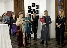Cesvaines pilī mirdz pērles: atklāta Laimas Bakānes izstāde “Pērļu cirks ar kroņiem, spārniem un gariem”