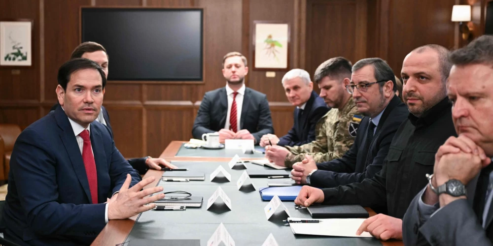 Госсекретарь США Марко Рубио выступает на встрече с украинской делегацией во главе с Рустемом Умеровым, Халландейл-Бич, Флорида, 30 ноября 2025 года. 