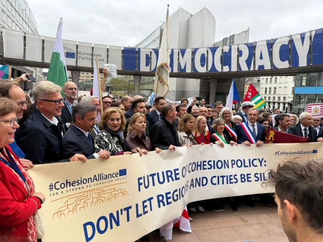 Mēri no vairākām Eiropas valstīm  kopā ar EP deputātiem protestē  Briselē pret plāniem samazināt  f  inansējumu pašvaldībām.
