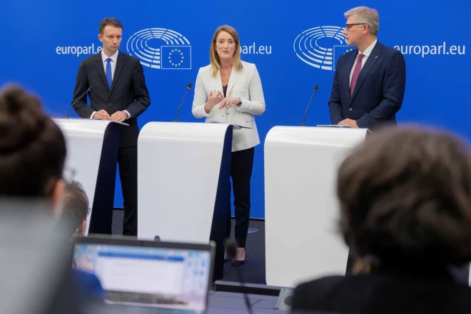  Nils Ušakovs iepriekšējā sasaukumā bija galvenais ziņotājs  par Eiropas Parlamenta budžetu. Nākamgad viņš būs  galvenais ziņotājs jau par visu ES budžetu. Foto – kopīga  preses konference ar EP prezidenti Robertu Metsolu pēc  EP budžeta pieņemšanas.