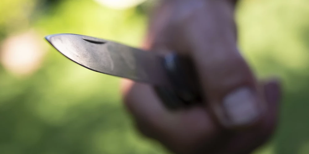 Vīrietis atrasts ar vairākām durtām brūcēm.