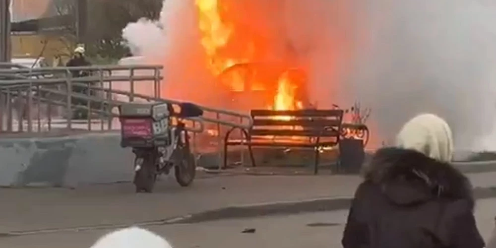 Transportlīdzeklis uzreiz pēc sprādziena aizdegās un pilnībā nodega.