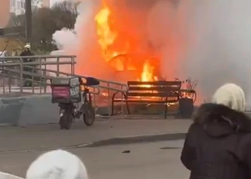 Transportlīdzeklis uzreiz pēc sprādziena aizdegās un pilnībā nodega.