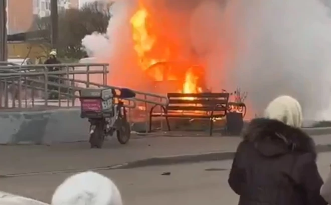 Transportlīdzeklis uzreiz pēc sprādziena aizdegās un pilnībā nodega.