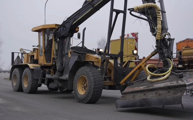 Lai gan VAS "Latvijas Autoceļu uzturētājs" tehnikas parks ir patiesi apjomīgs, ceļu tīrīšana un kaisīšana prasa laiku.