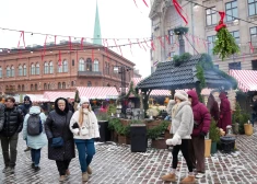 1835 eiro "uz papīra": vidējā alga Latvijā augusi par 132 eiro. Kurās nozarēs algas augušas visstraujāk?