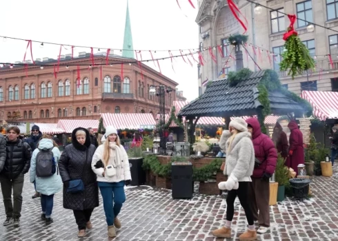 Самая высокая средняя брутто-зарплата за работу на полную ставку была в Рижском регионе - 2008 евро, а самая низкая - в Латгале (1329 евро).