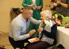 FOTO: kuplā skaitā sveic simtgadnieci Valentīnu Rudzīti; jubilāre atklāj sava ilgā mūža noslēpumu