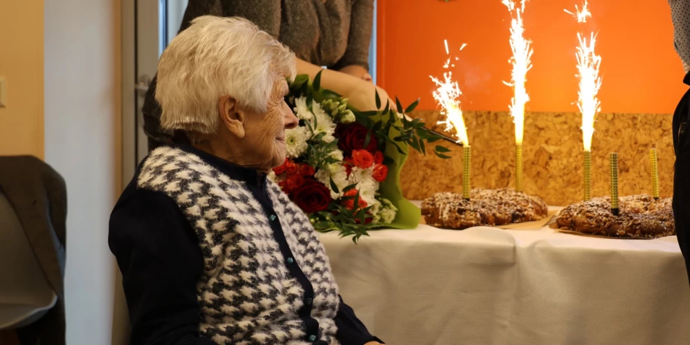 Jubilāres Valentīnas Rudzītes sveikšana.