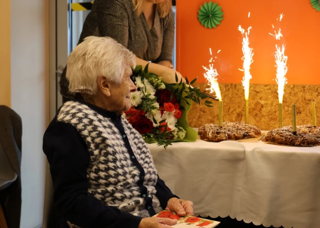 Jubilāres Valentīnas Rudzītes sveikšana.