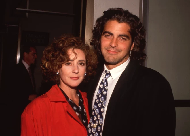 Aktrise, kura reiz bija precējusies ar Džordžu Klūniju, pārsteidz ar retu parādīšanos uz sarkanā paklāja