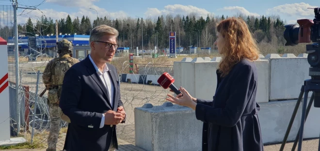 Интервью у закрытого контрольного пункта в Вентули во время миссии депутатов ЕП в Латгалии. Граница Латвии является внешней границей ЕС, поэтому приграничные регионы должны получать отдельную поддержку из бюджета ЕС.