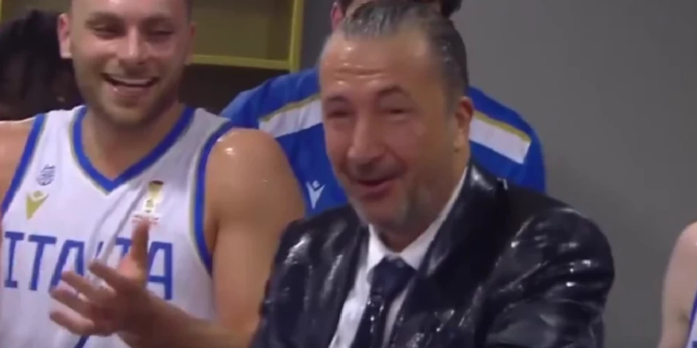 Luka Banki izbaudījis ūdens dušu no saviem padotajiem.