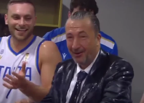 Luka Banki izbaudījis ūdens dušu no saviem padotajiem.