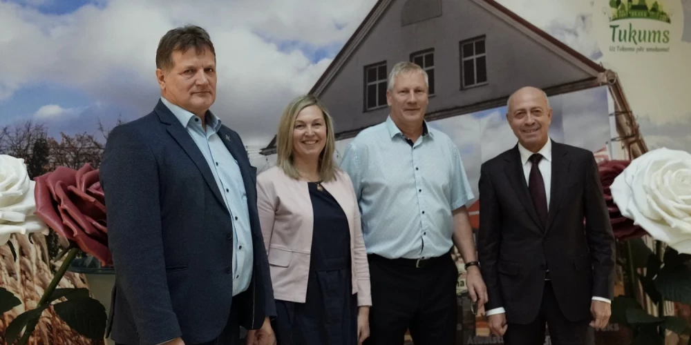 “Tukuma novadā pārliecinājos, ka šeit nav tikai smukums - ir arī spēcīgi uzņēmumi, kas eksportē savu produkciju visā pasaulē, un sociālās darbnīcas, kas dod iespēju cilvēkiem ar īpašām vajadzībām būt aktīviem sabiedrībā. Tas ir labs piemērs, kā pašvaldība, uzņēmēji un sabiedrība kopā veido savu novadu, “ pēc reģionālās vizītes norādīja O. Burovs. 