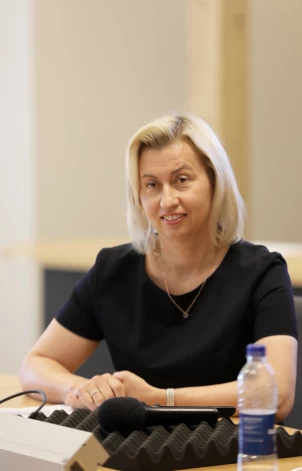 Rīgas Stradiņa universitātes profesores Ievas Ziediņas vadībā veiktais pētījums pierāda, ka valsts apmaksātā veselības aprūpe senioriem bieži ir gandrīz nepieejama.