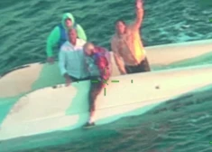 90 gadus vecs sirmgalvis ar trim citiem makšķerniekiem 20 stundas pavada okeānā uz apgāzta katamarāna