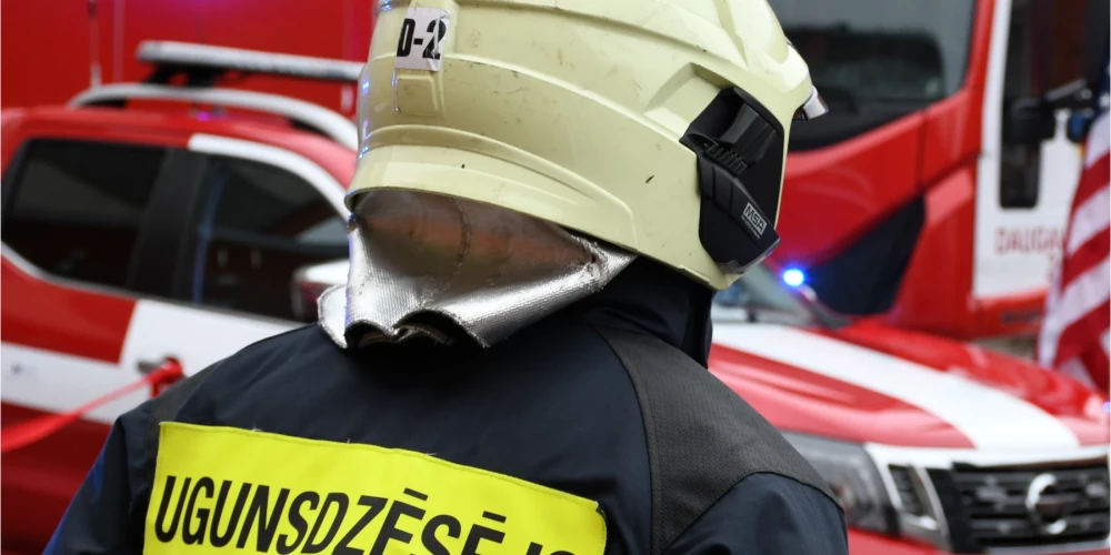 Rosina apsūdzēt ugunsdzēsēju par svešas maksājumu kartes izmantošanu un marihuānas glabāšanu.