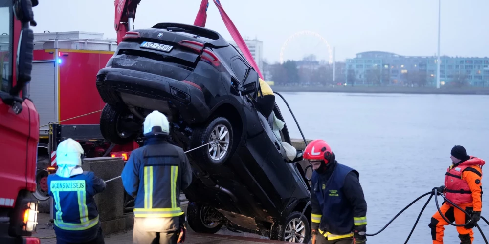 Valsts ugunsdzēsības un glābšanas dienests, turpinot izcelšanas darbus ceturto dienu, izceļ vieglo automašīnu no Daugavas, kur tā 27. novembrī iebrauca upē un nogrima.