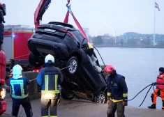 FOTO: no Daugavas izcelta nogrimusī automašīna, kuru vadīja NMPD darbiniece