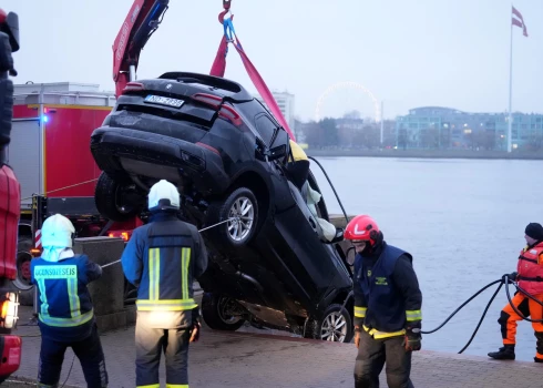 Valsts ugunsdzēsības un glābšanas dienests, turpinot izcelšanas darbus ceturto dienu, izceļ vieglo automašīnu no Daugavas, kur tā 27. novembrī iebrauca upē un nogrima.