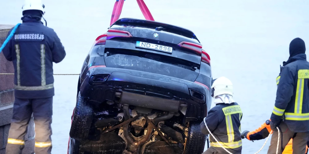 Valsts ugunsdzēsības un glābšanas dienests, turpinot izcelšanas darbus ceturto dienu, izceļ vieglo automašīnu no Daugavas, kur tā 27. novembrī iebrauca upē un nogrima.