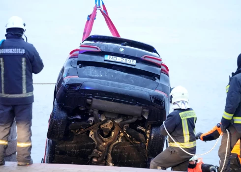 Valsts ugunsdzēsības un glābšanas dienests, turpinot izcelšanas darbus ceturto dienu, izceļ vieglo automašīnu no Daugavas, kur tā 27. novembrī iebrauca upē un nogrima.