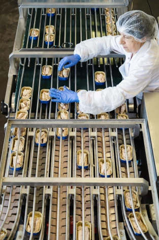 Strādājot tik daudzos tirgos ir jārēķinās ar šo tirgus kultūras īpatnībām, kas ražošanas ikdienu padara ļoti raibu.