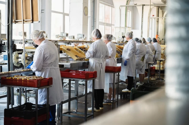 Kamēr lieli ārvalstu konkurenti, piemēram, Polijā, ražo milzīgus apjomus pēc vienas receptes, latvieši pielāgojas katrai gaumei.