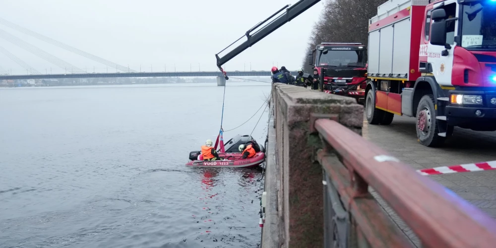 Pēc četru dienu ilgiem darbiem, šodien, 1. decembrī no Daugavas izcelts auto, ar kuru ūdenī iebrauca traģiski bojāgājusī Neatliekamās medicīniskās palīdzības dienesta (NMPD) darbiniece Ilona Jaukule.