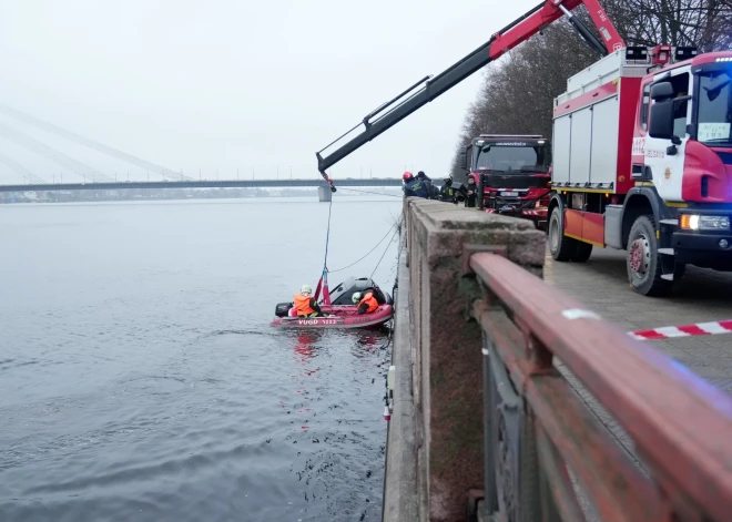 Pēc četru dienu ilgiem darbiem, šodien, 1. decembrī no Daugavas izcelts auto, ar kuru ūdenī iebrauca traģiski bojāgājusī Neatliekamās medicīniskās palīdzības dienesta (NMPD) darbiniece Ilona Jaukule.