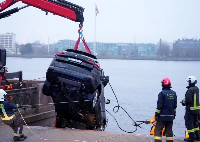 В понедельник спасателям наконец удалось поднять со дна Даугавы автомобиль, на котором женщина в четверг вечером въехала в реку.