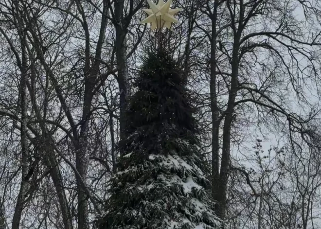 6. decembrī pie Alūksnes Jaunās pils iedegs novada galveno egli