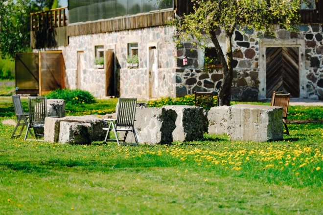 Ko iesākt ar pamestu bluķu lērumu? Salikt krēslus, lai pārvēršas brīvdabas kafejnīcā!