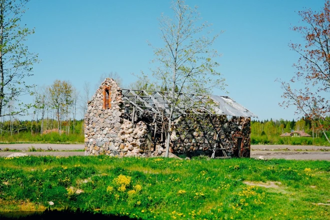 “Šī ir tāda sadrupusi nojausma, drupu māja. Kad atbrauc ciemiņi, viņi saka – tad tur tā pirtiņa? Bet es atbildu – nē, nekādā gadījumā. Ja te ir skaņu muiža, tad tur kādreiz nākotnē jābūt skaņu ierakstu studijai.”