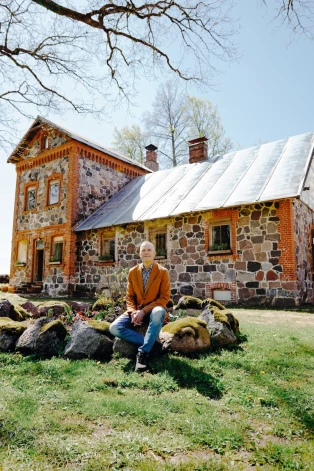 Guntis atklāj, ka pirmais viņu pirkums bijis motorzāģis un divas ķiveres. Un ar pamatotu lepnumu teic, ka lielāko daļu būvniecības darbu paveicis viņš pats.