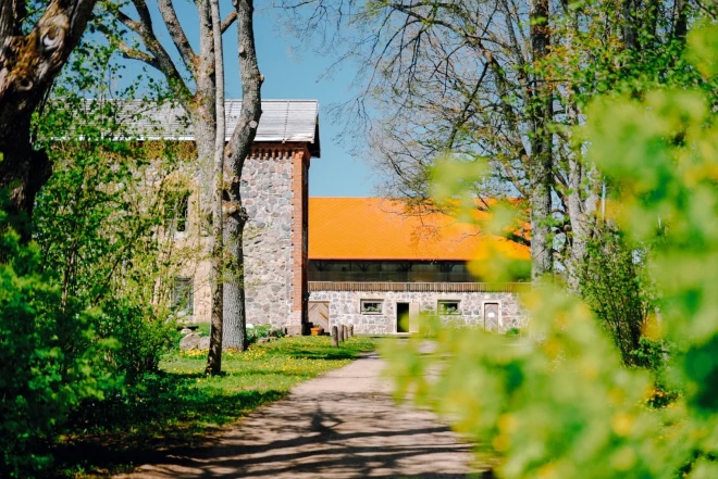 “Man šī vieta asociējas ar jaunradi, izglītību, jaunu pieredzi un eksperimentiem, kas ir pieejami apmeklētājiem. Mākslai vajag ļaut eksponēties,” uzskata Zane Dombrovska. Skaņu muižas jaunumiem var sekot līdzi Skanumuiza.lv vai Soundmanor360.com.