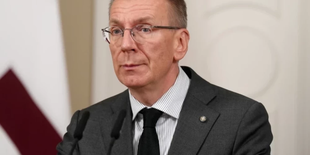 Valsts prezidents Edgars Rinkēvičs norādīja, ka ikviens gan Ukrainā, gan Latvijā gribētu, lai karš beigtos pēc iespējas ātrāk, taču uzsvēra, ka tas nedrīkst būt miers par katru cenu. 