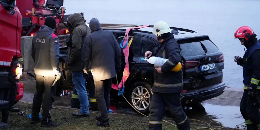 Сотрудники ГПСС в понедельник днём подняли из Даугавы автомобиль, который в четверг съехал в реку,